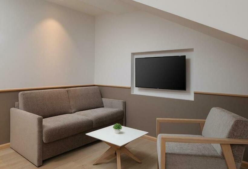 غرفة دور أخير, Tamaris