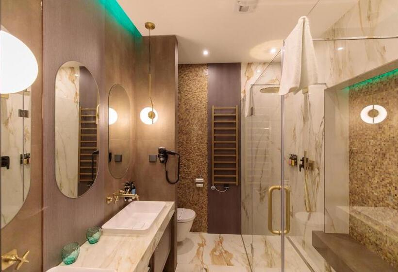 جناح مزود بجاكوزى, Avalon Resort & Spa
