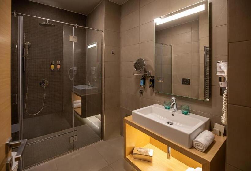 جناح جونيور مزوَّد بتراس, Avalon Resort & Spa