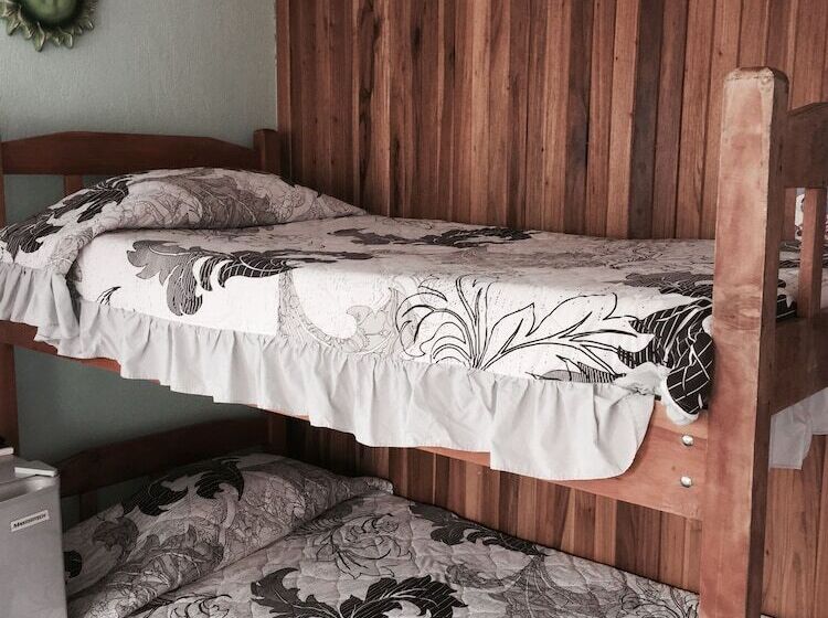 Кровать в Общей Комнате, & Hostel Sloth Backpackers
