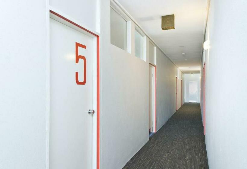 חדר מוזל מקלחת משותפת, Prince Of Wales