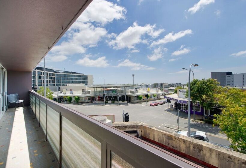 חדר מוזל מקלחת משותפת, Prince Of Wales