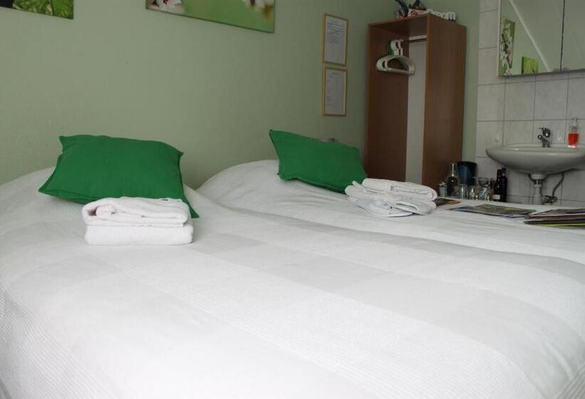 带共用浴室的标准房间, Rene's B&b
