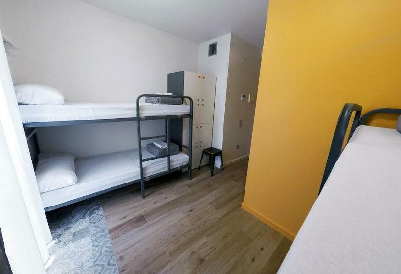 اتاق استاندارد چهار تخته, Meeting Point Hostels