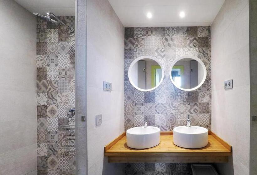 اتاق استاندارد سه نفره, Meeting Point Hostels