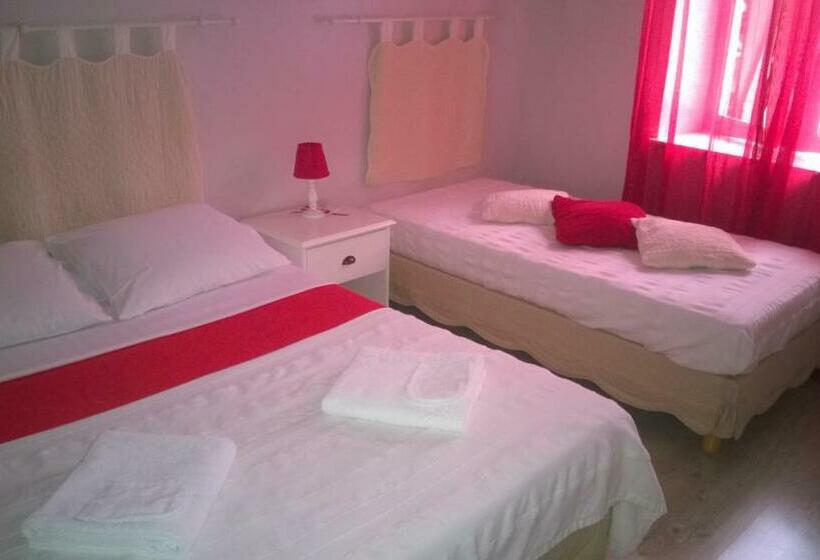 Номер Стандарт Трехместный, Chambres D Hotes Les Chiens Verts, Jardin, Terrasse, Parking Privé