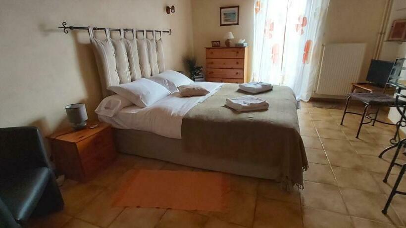 Номер Стандарт Вид на Сад, Chambres D Hotes Les Chiens Verts, Jardin, Terrasse, Parking Privé