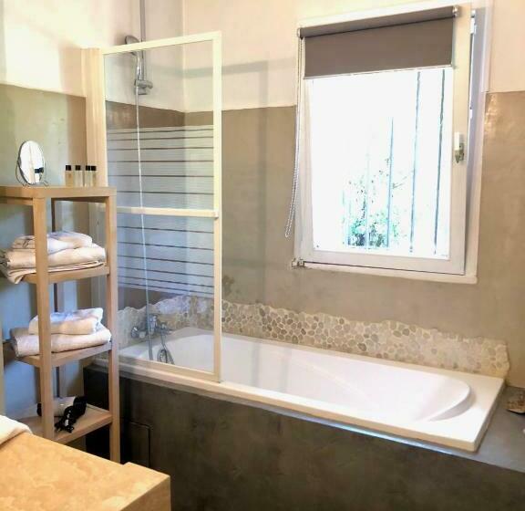 اتاق لوکس با بالکن, B&b Villa Roumanille