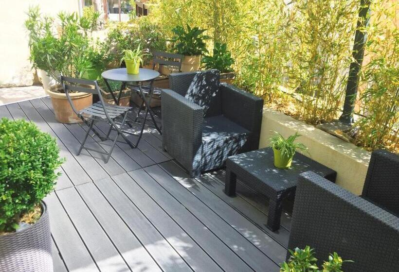 스탠다드 스튜디오, Les Terrasses De Castelnau