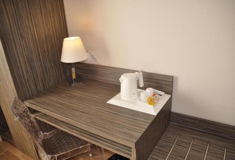 غرفة قياسية ثلاثية, Le Caiman