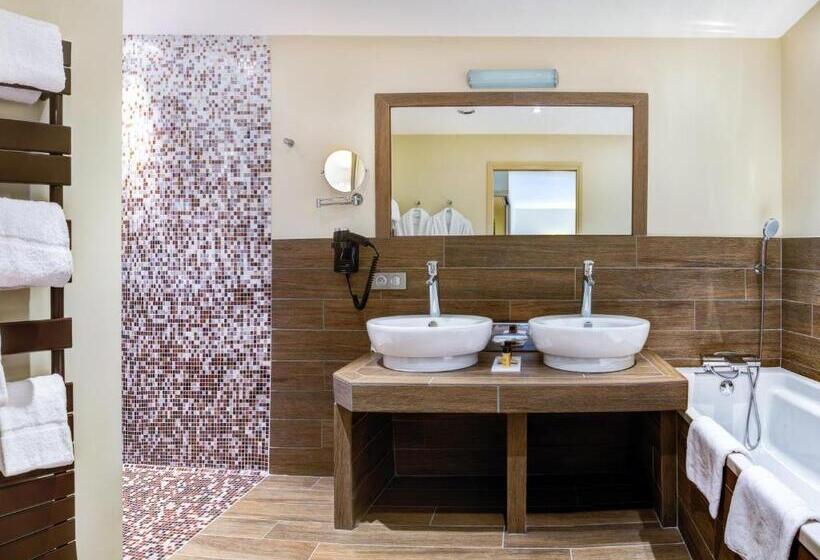 Family Suite, Château De La Falque, The Originals Relais
