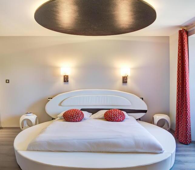 Family Suite, Château De La Falque, The Originals Relais