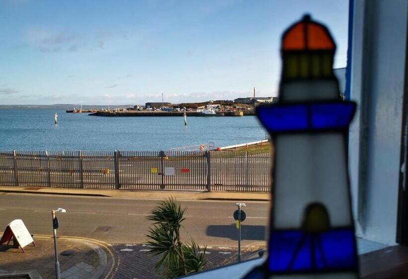 اتاق استاندارد با چشم‌انداز دریا, The Hut Wales   A Sea Front Inn