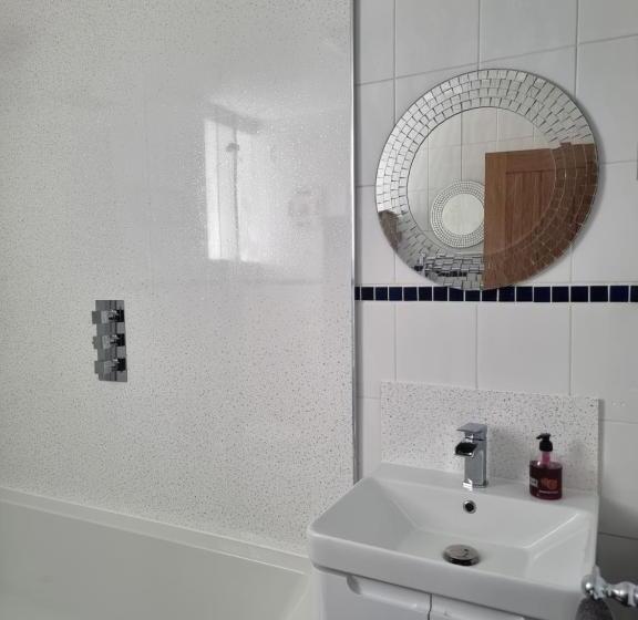 اتاق استاندارد با تخت بزرگ, The Hut Wales   A Sea Front Inn