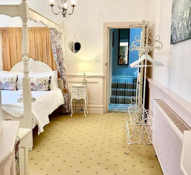 סוויטה, Storrs Gate House