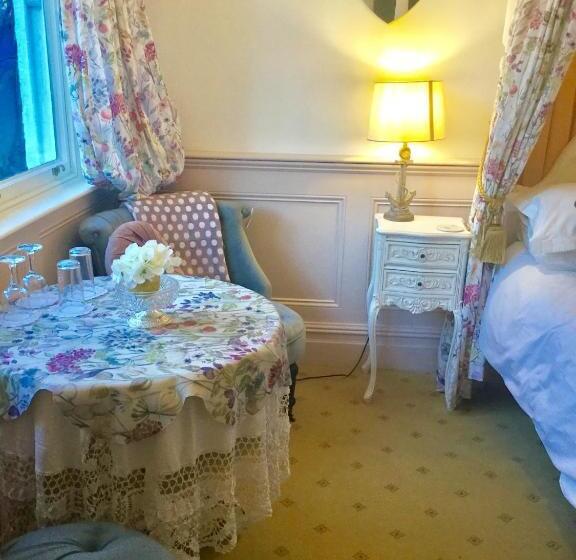 סוויטה, Storrs Gate House