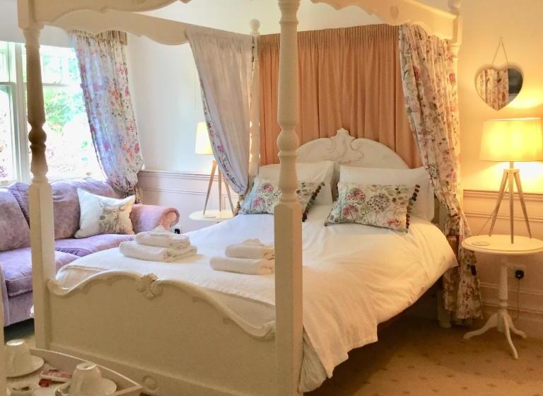 סוויטה, Storrs Gate House