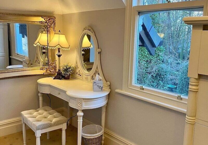 סוויטה, Storrs Gate House