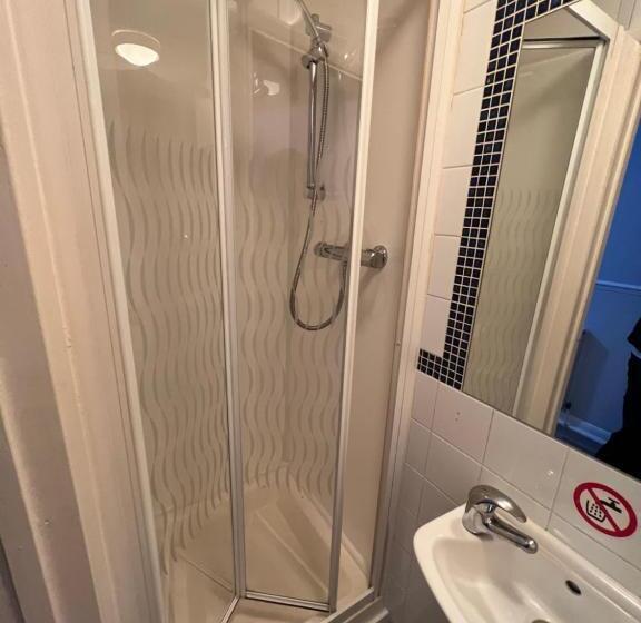 Номер Basic, The Commongate Hotels