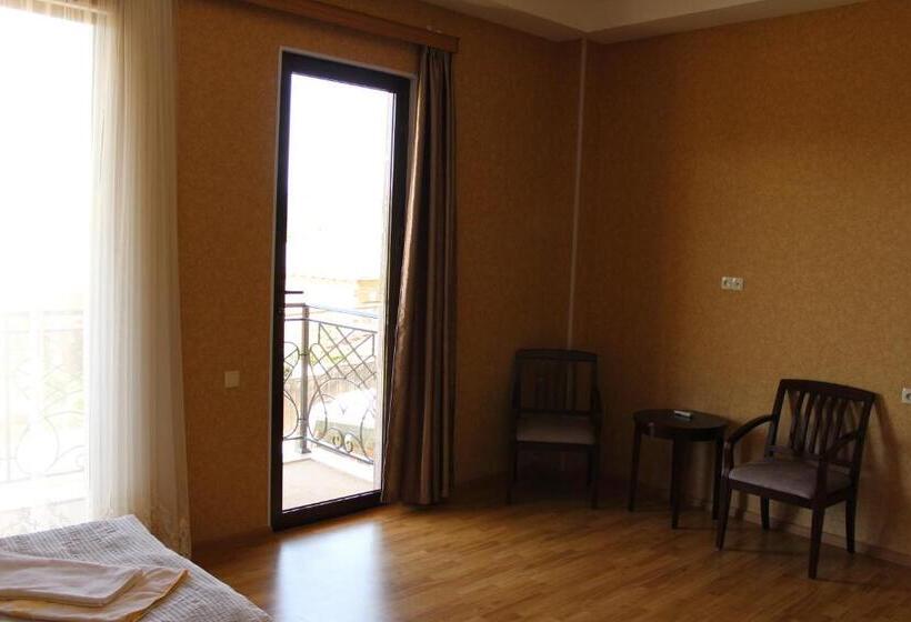 اتاق استاندارد سه نفره, Argopalace