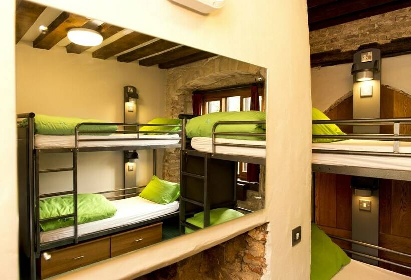 Кровать в Многоместном Номере с Общей Ванной, Yha Beverley Friary   Hostel