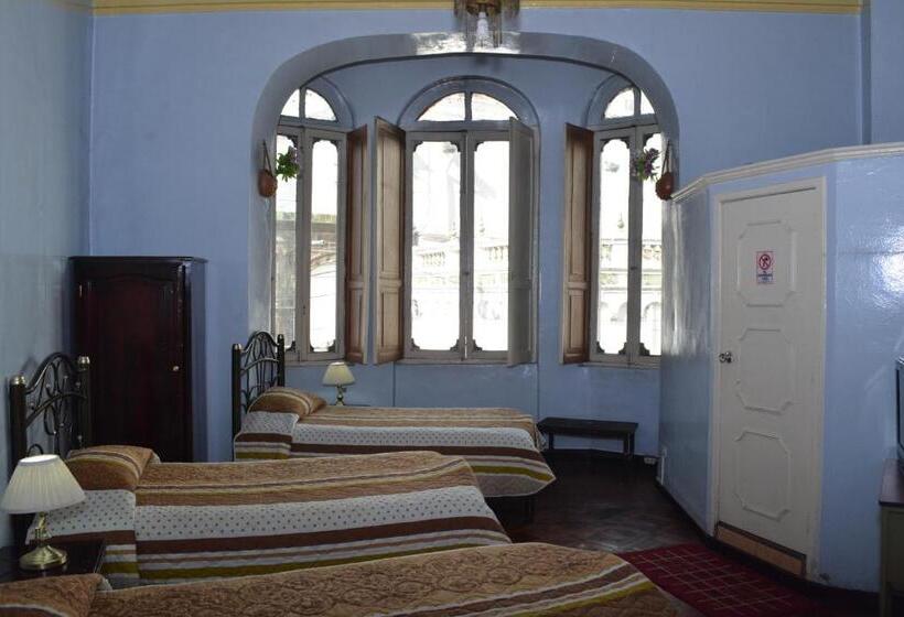 اتاق استاندارد سه نفره, Hostal Juana De Arco