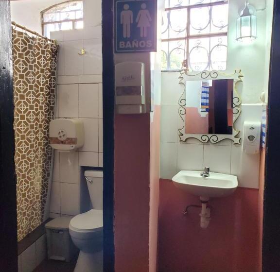 اتاق اکونومی با حمام مشترک, Hostal Juana De Arco
