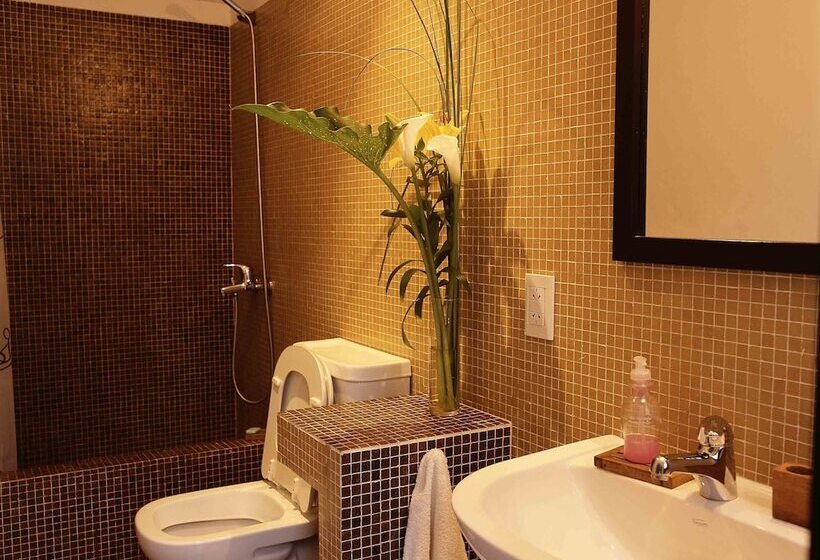 اتاق استاندارد با سرویس بهداشتی مشترک, Hostel Carlos Gardel