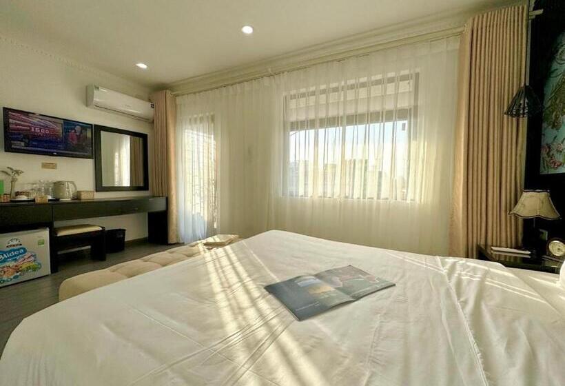 سوییت جونیور با بالکن, Hanoi Elpis