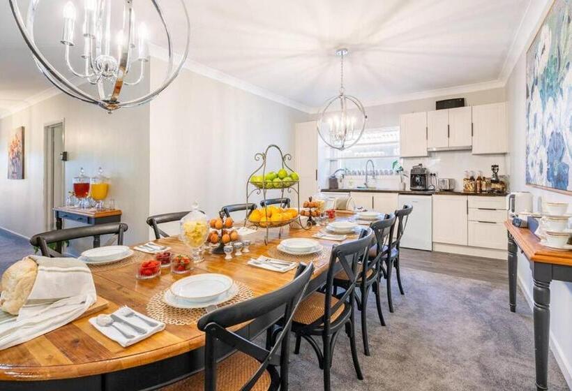 Семейный Номер Вид на Сад, Cypress Bnb