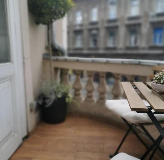 اتاق لوکس با چشم‌انداز شهر, Art Hotel Like