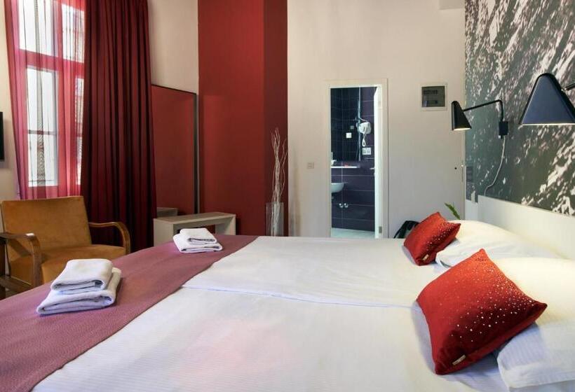 اتاق لوکس با چشم‌انداز شهر, Art Hotel Like