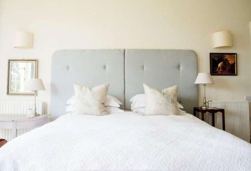 Deluxe room with river view, Warwick Hall