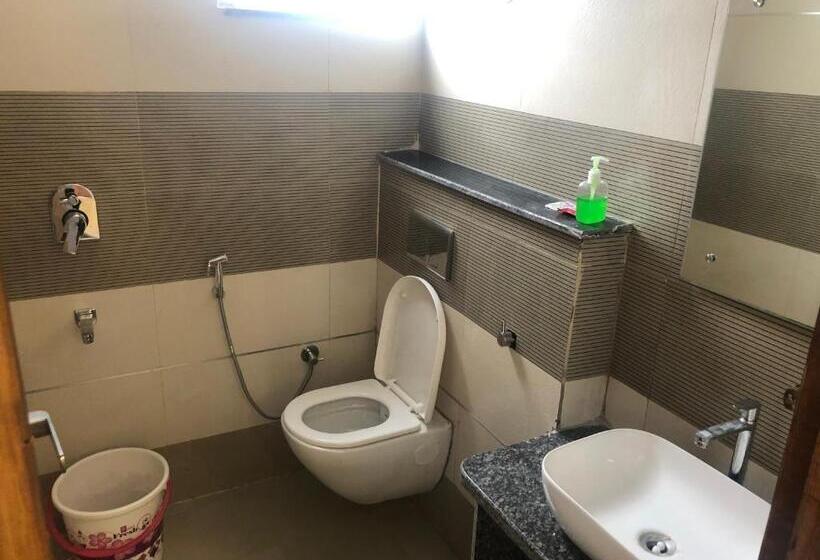 Номер Deluxe, C T Heights Inn