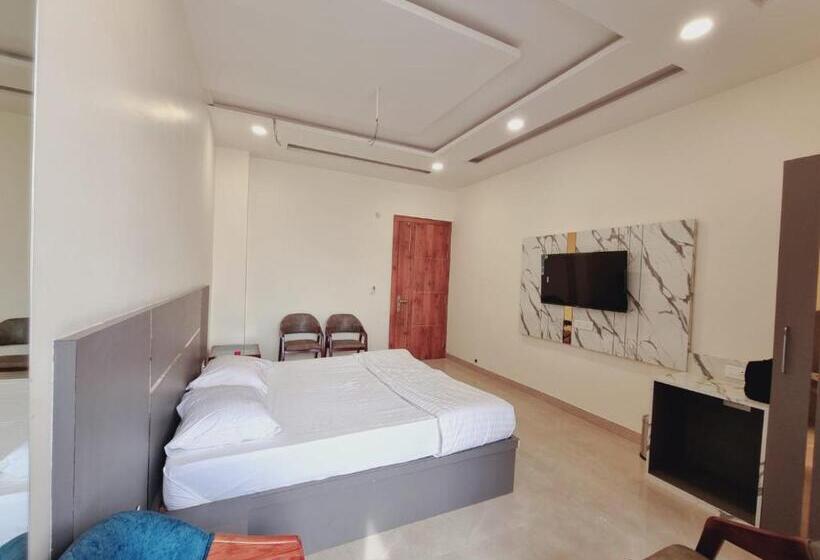 Номер Superior Кровать Кинг, C T Heights Inn