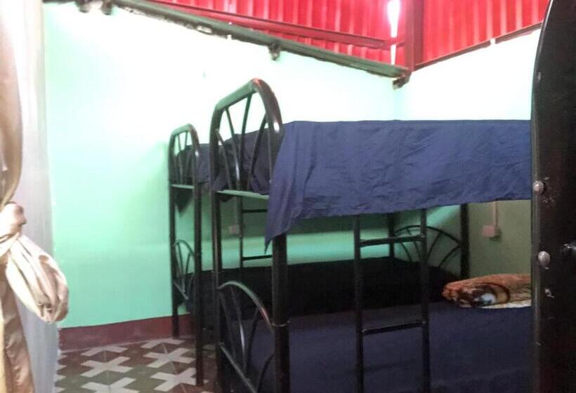 تختخواب در اتاق مشترک, Hostal Sanjuanerita