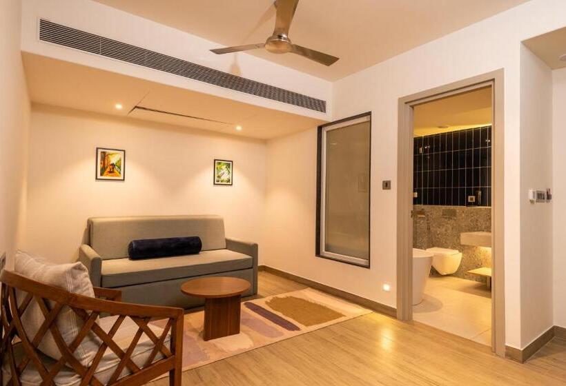 带阳台套房, Regenta Place Vasco Goa