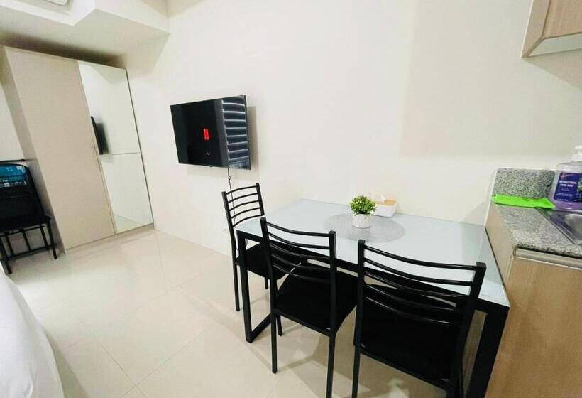 إستديو قياسى مزود بشرفة, Rgm Place