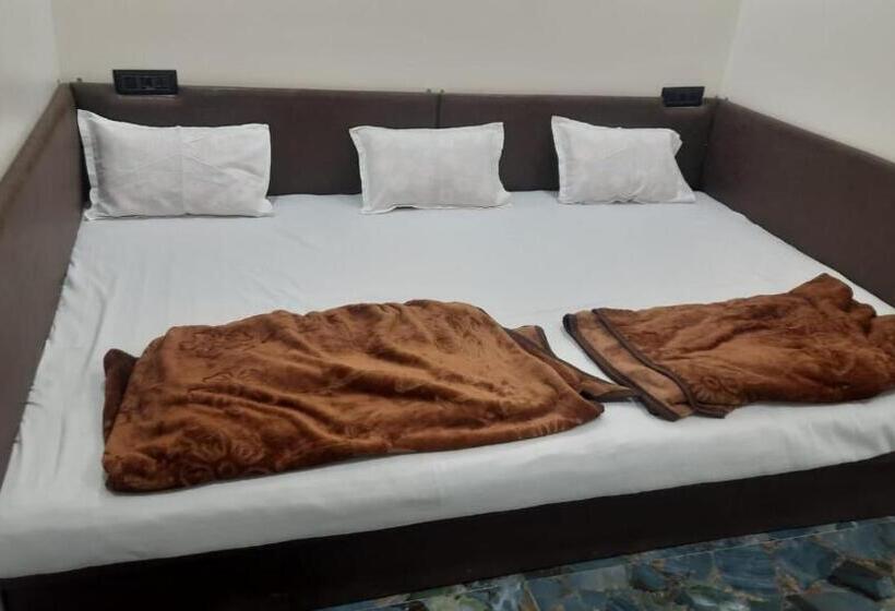 اتاق استاندارد سه نفره, Golden Guest House