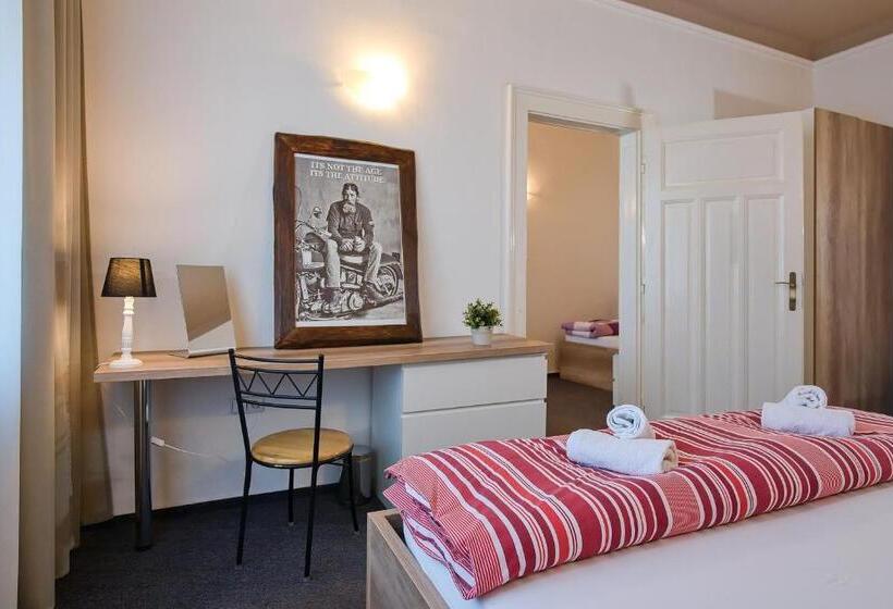 חדר משפחתי חדר אמבטיה משותף, Stodolní Apartment