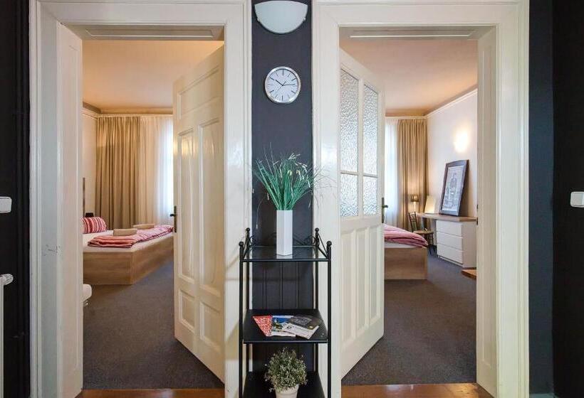 הכלכלה חדר לארבעה עם מקלחת משותפת, Stodolní Apartment