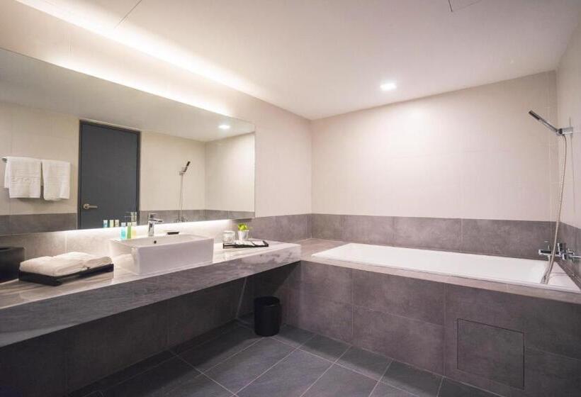 Family Suite, Z