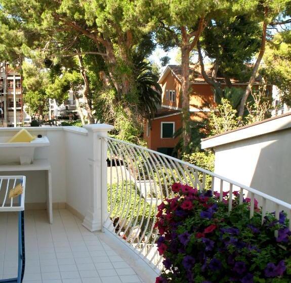 اتاق استاندارد چهارنفره با بالکن, Residence Hr Civi