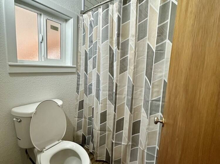 شقة غرفة واحدة, Wapiti Self Service Lodge