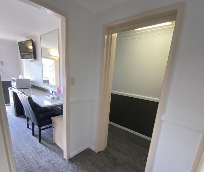 Люкс Семейный 2 Спальни, Centre Point Midcity Motor Inn