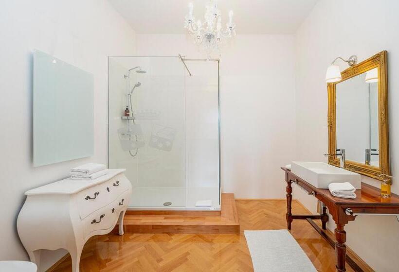 סוויטה, Georgi Schloss   Boutique