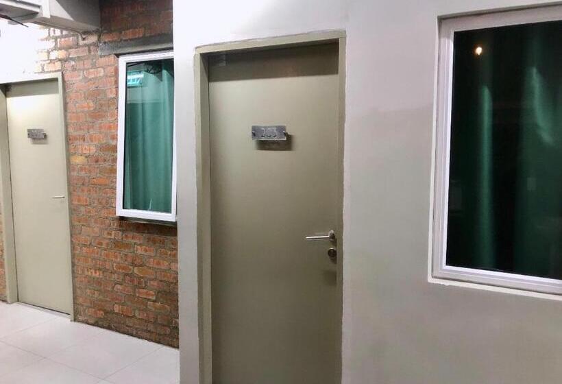 اتاق استاندارد با سرویس بهداشتی مشترک, Bricks Cameron Hostel