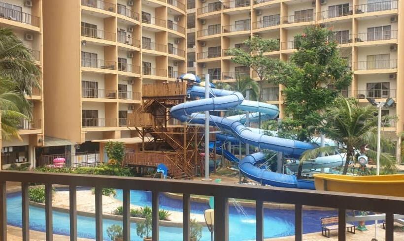 Студио Стандарт Вид на Бассейн, Gold Coast Rose Studio