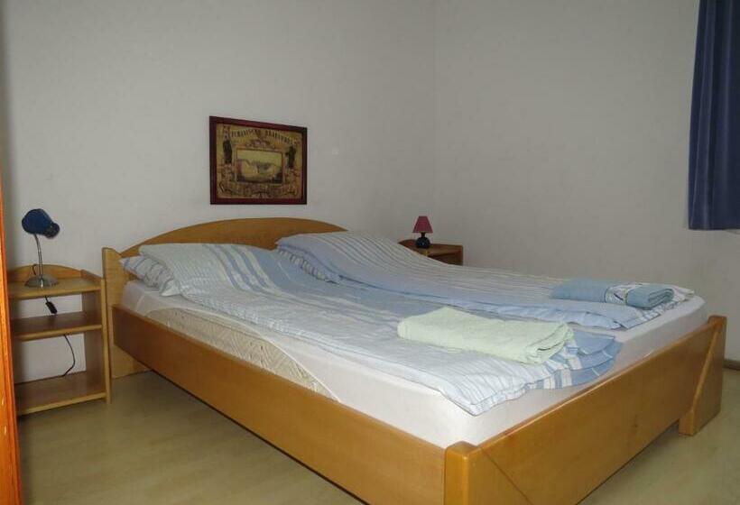 غرفة قياسية رباعية, Rézkakas Fogadó