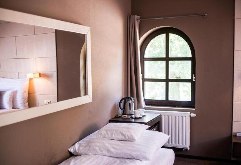 חדר סטנדרט לשלושה, Fürdőház